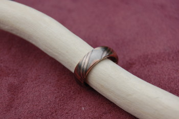 dieser Ring wurde in der japanischen Mokume Ganz Technik aus Rotgold, Palladium und Silber gefertigt.